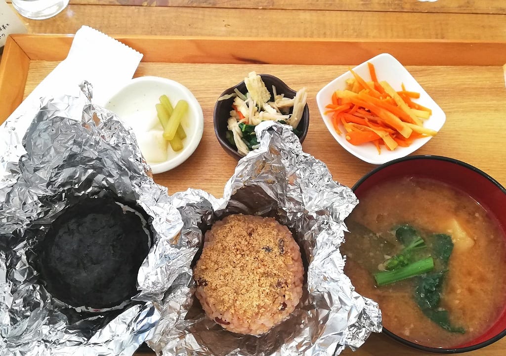 めっちゃん塩結びと小豆玄米