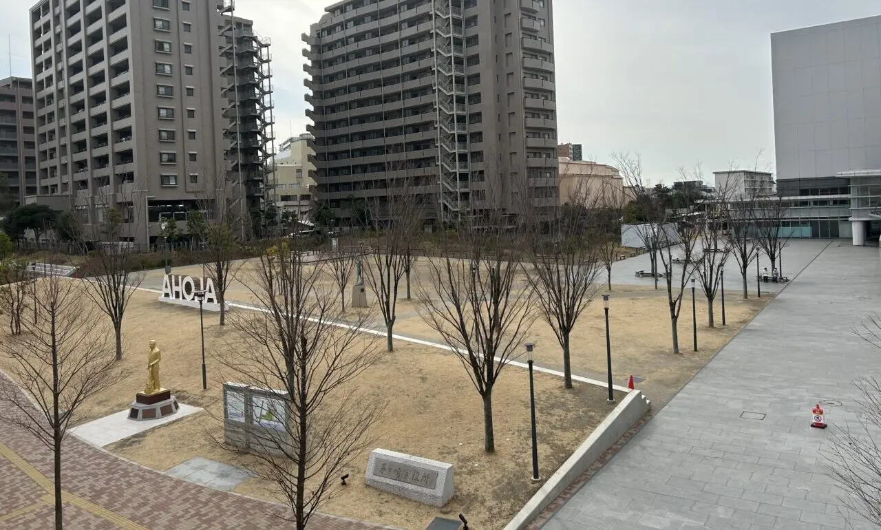 ふれあい橋から見た茅ヶ崎市役所前広場