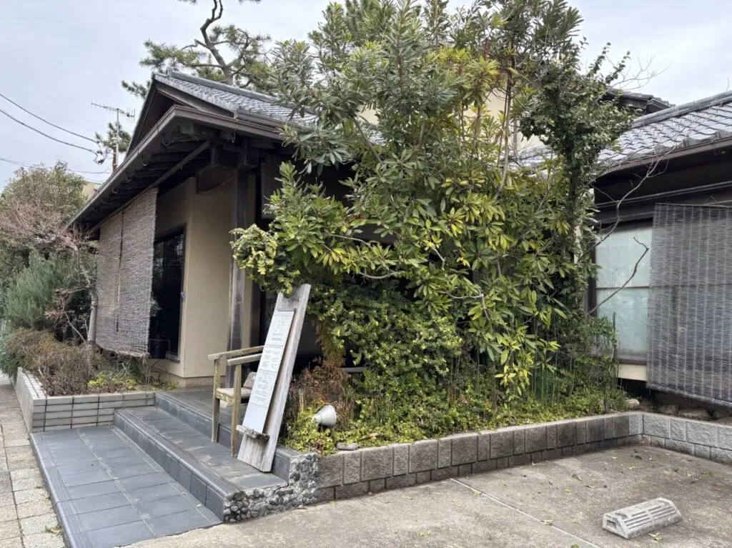 一中通りの蕎麦猪口屋外観