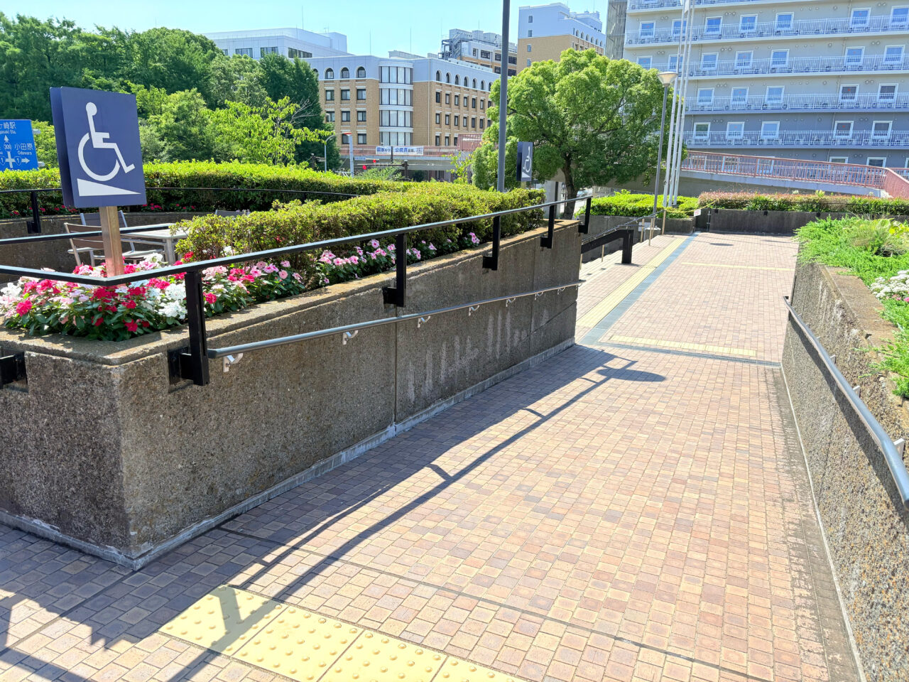 茅ヶ崎市民文化会館内のスロープ