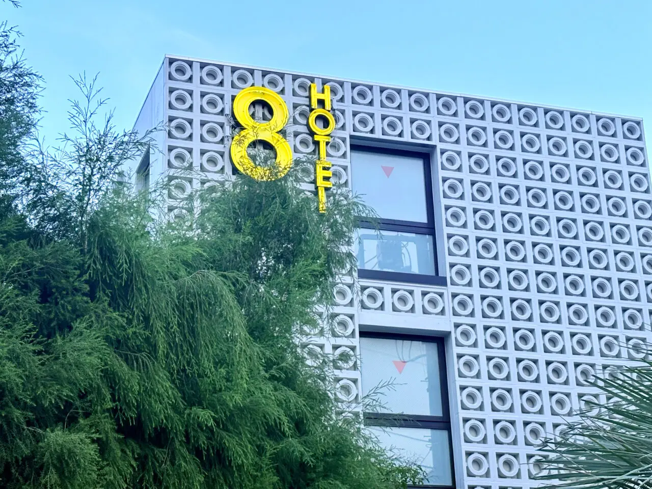 8hotelの外観