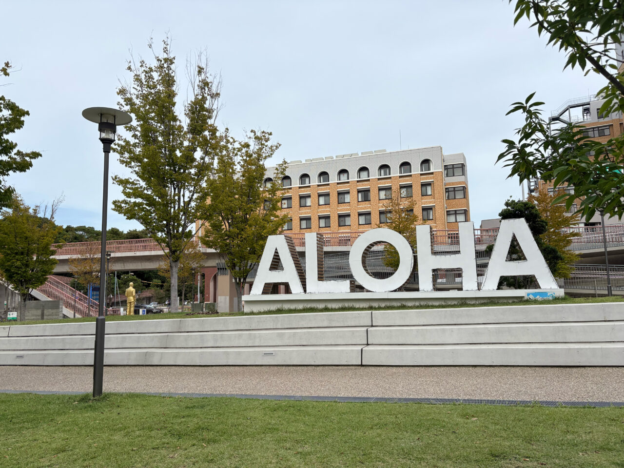市役所前広場のALOHAモニュメント