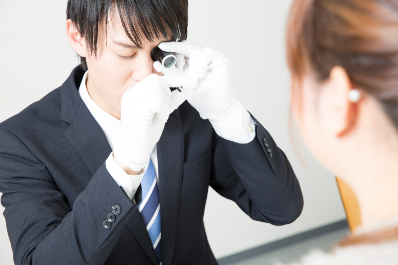 鑑定する人の画像