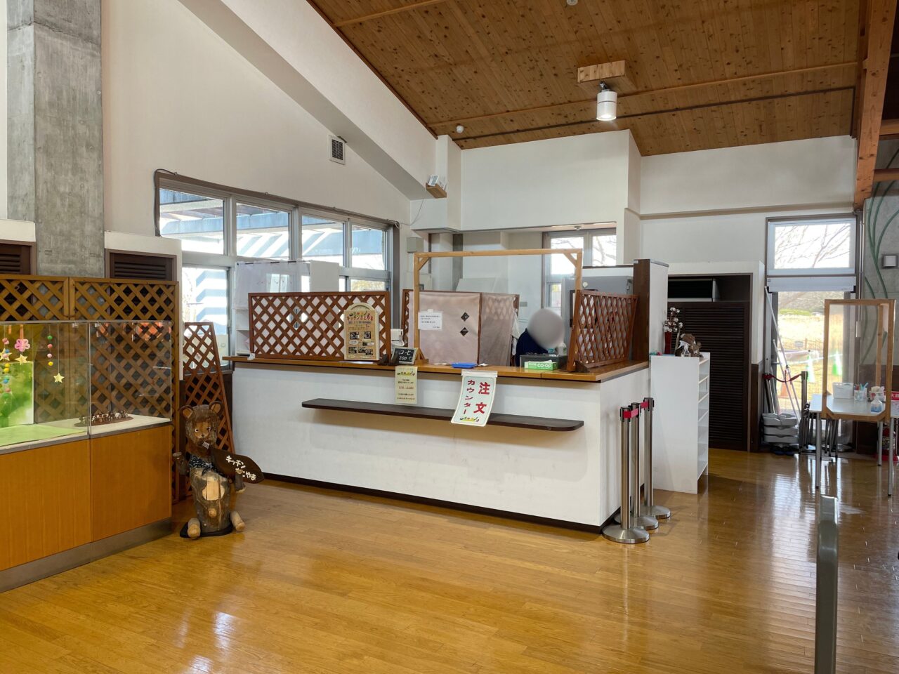 キッチンさとやまの店内カウンター（注文口の様子）