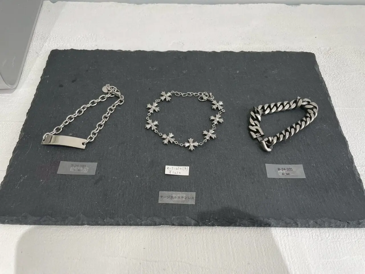 beller（ベラー）茅ヶ崎店のブレスレット。サージカルステンレス表記のあるアクセサリー