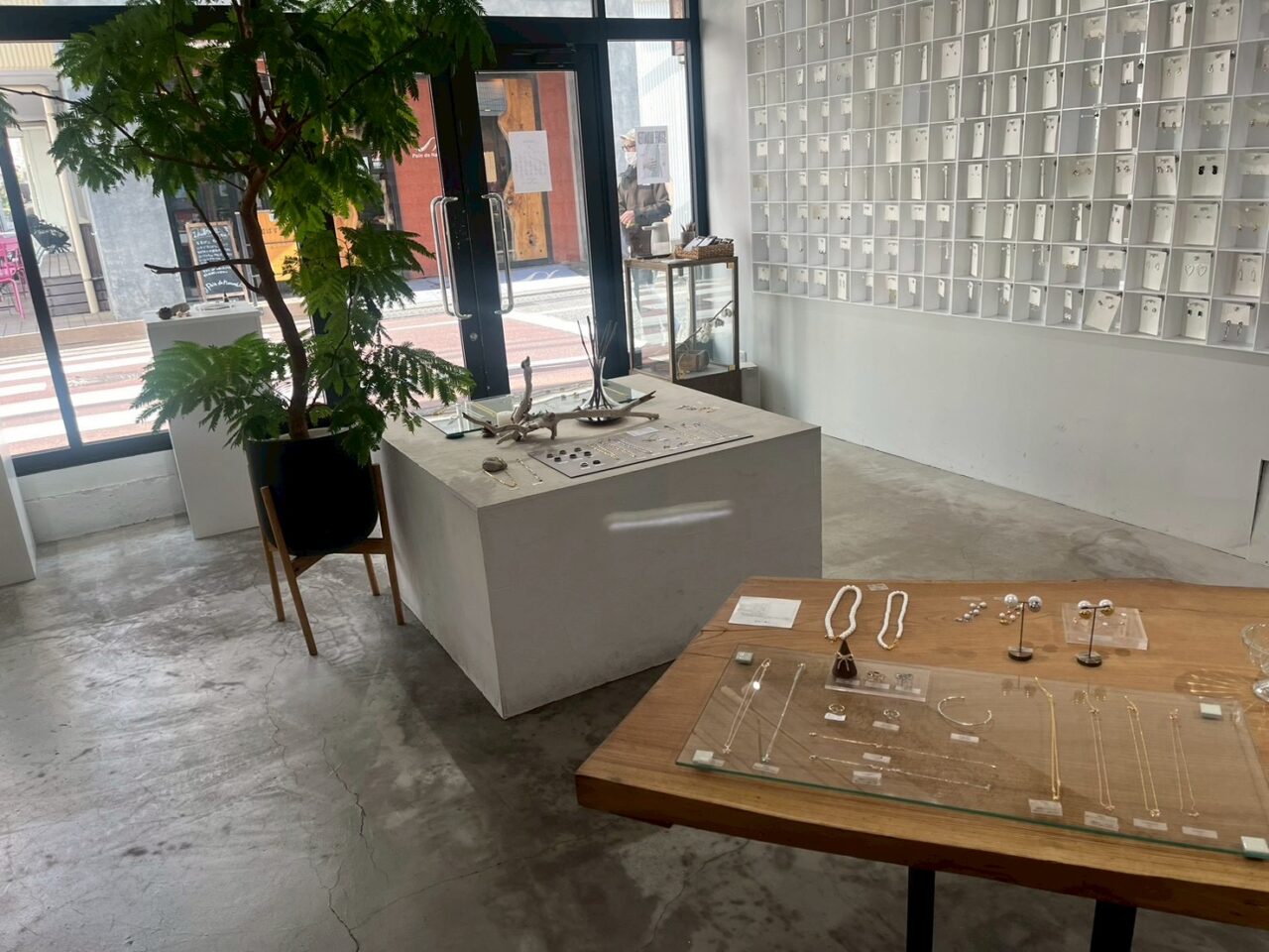 beller（ベラー）茅ヶ崎店の店内。壁面にアクセサリーがディスプレイされている