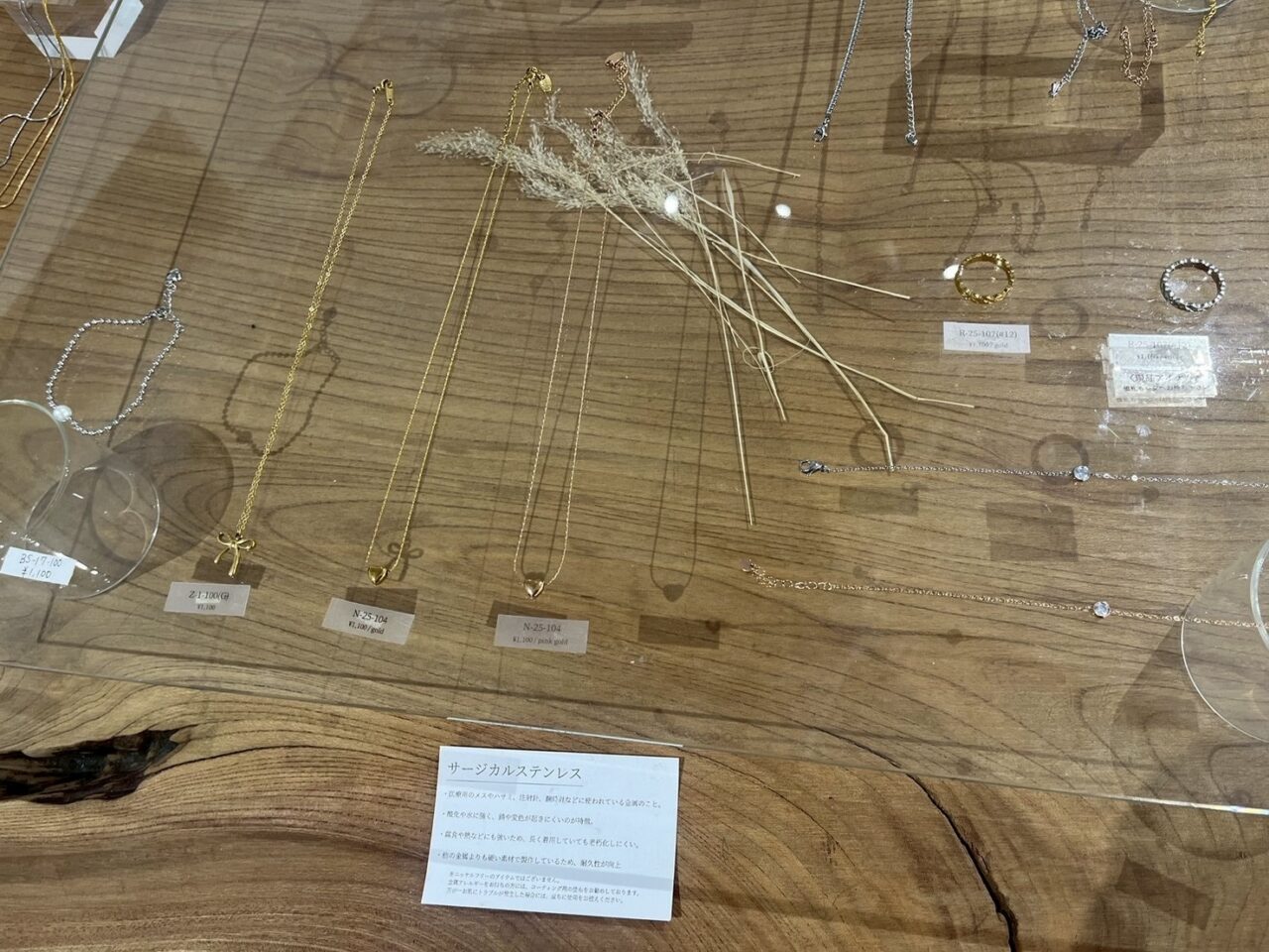 beller（ベラー）茅ヶ崎店のアクセサリー陳列。サージカルステンレスの説明カードも掲示
