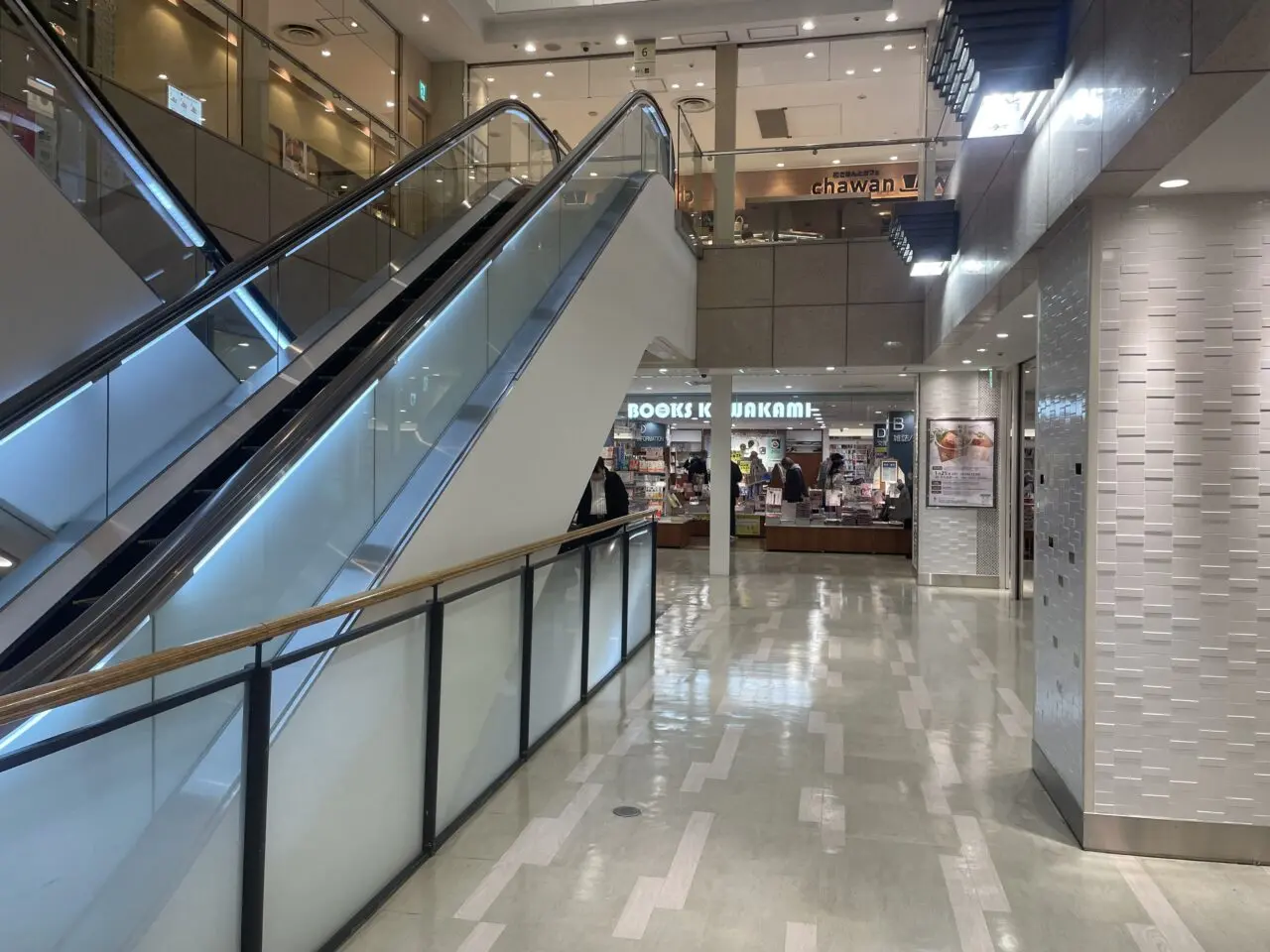 ラスカ茅ヶ崎5階のエスカレーター付近から見た川上書店方面