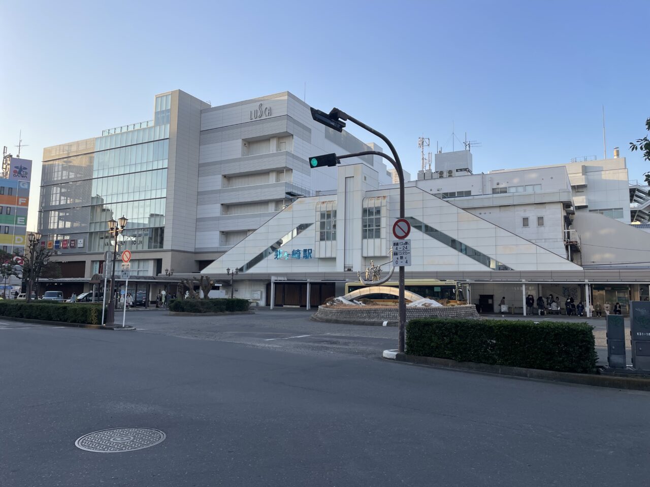JR茅ヶ崎駅の外観。駅前の様子が分かります