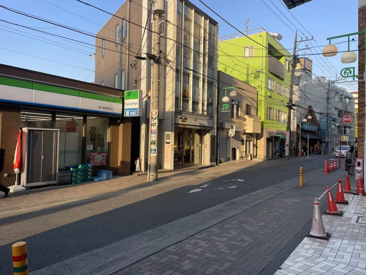 茅ヶ崎駅南口周辺の通り。ファミリーマートの看板が見えます