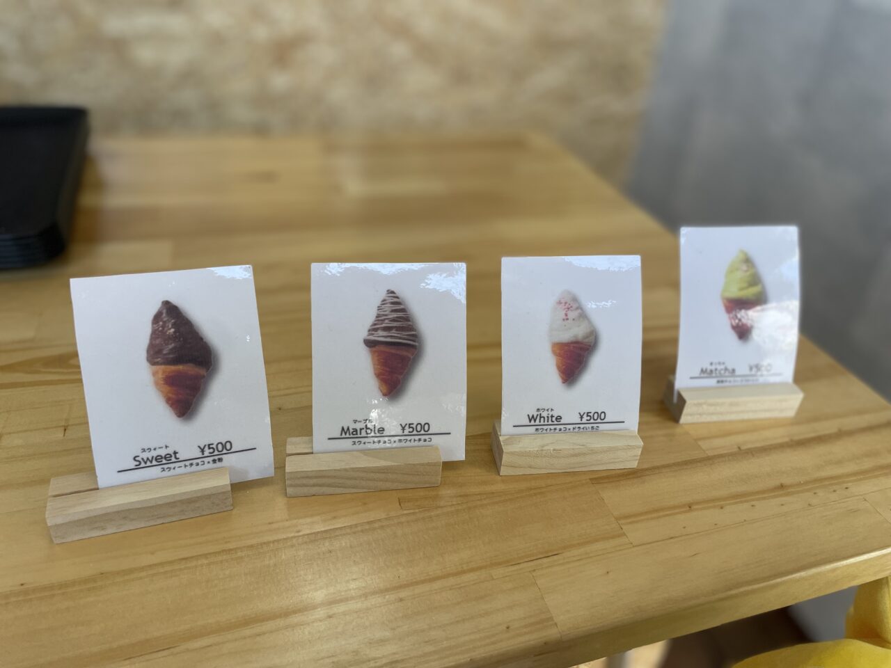 チョコクロワッサン4種類（各500円）のメニュー札が並ぶ様子