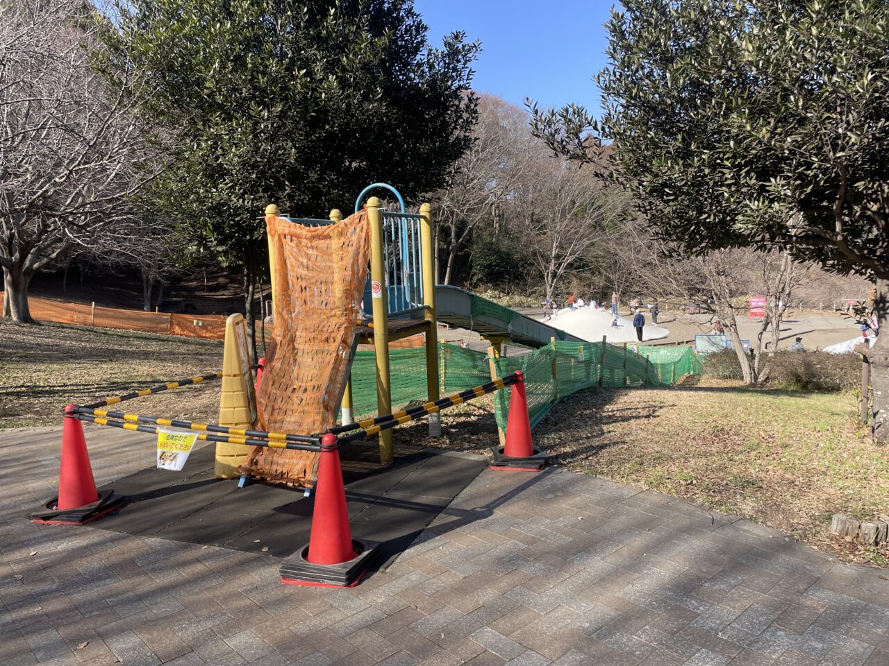 滑り台の入り口付近がコーンとバーでふさがれている様子