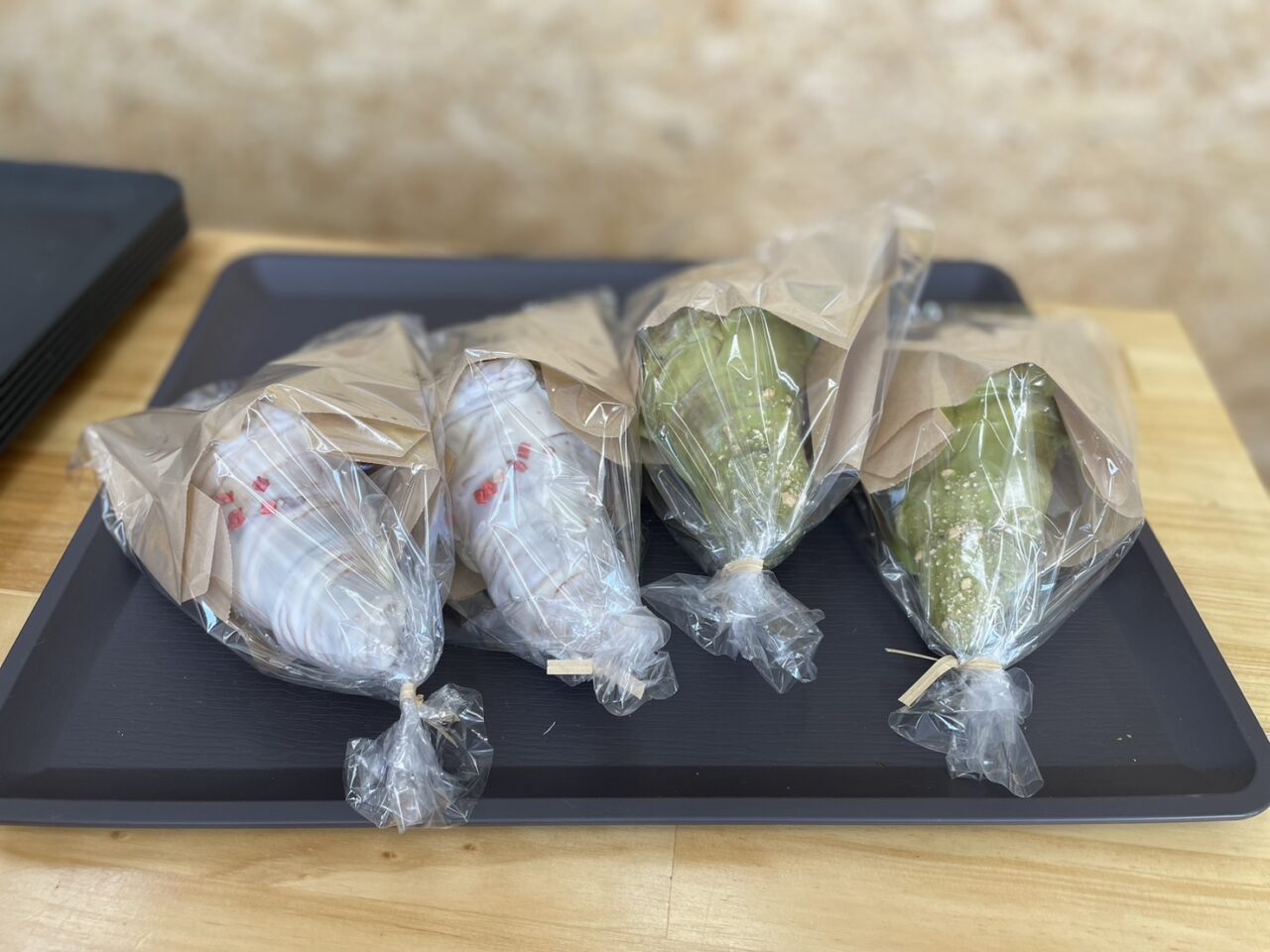 持ち帰り用に包装されたチョコクロワッサン数点