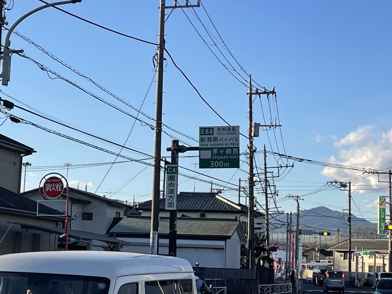 周辺道路の案内標識。「新湘南バイパス」方面などの表示が見える