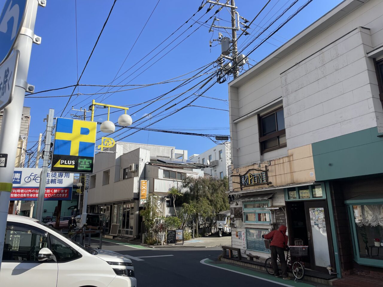 8HOTEL CHIGASAKI周辺の街並みと交差点の様子