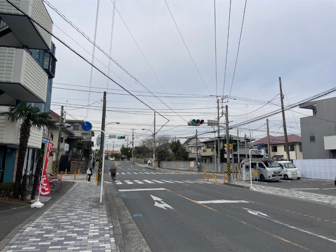 茅ヶ崎市常盤町の住宅街の道路風景