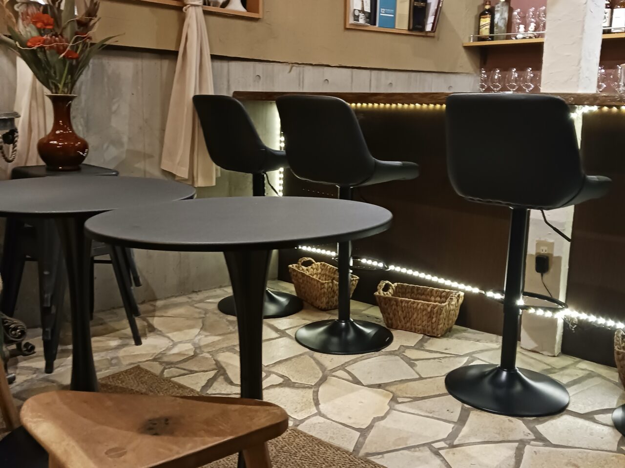 ワイングラスが並ぶ店内カウンター席