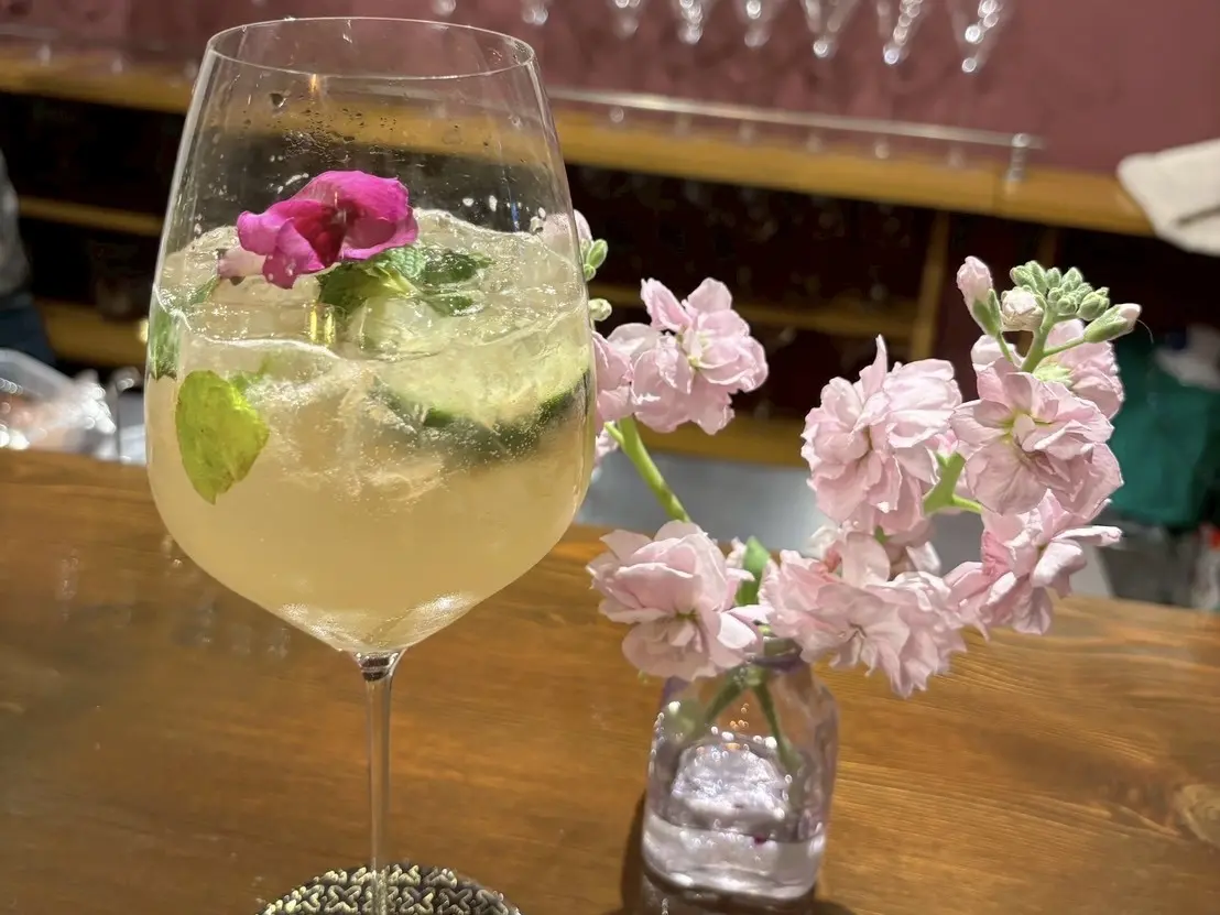 花を添えた白ワインとバーのカウンター