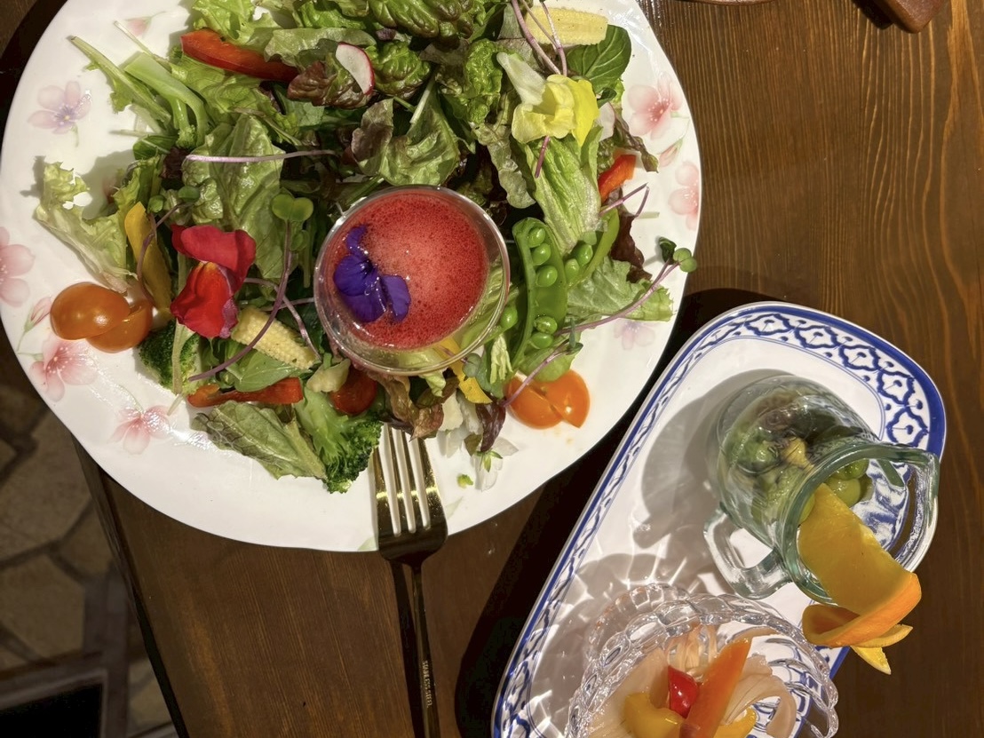 エディブルフラワーがのったサラダプレート