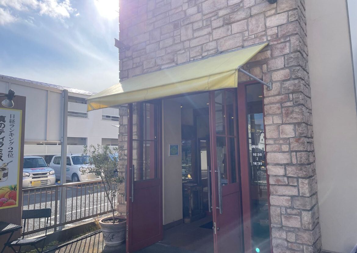 イル・ド・ショコラの外観。黄色いひさしと大きな窓が見える建物