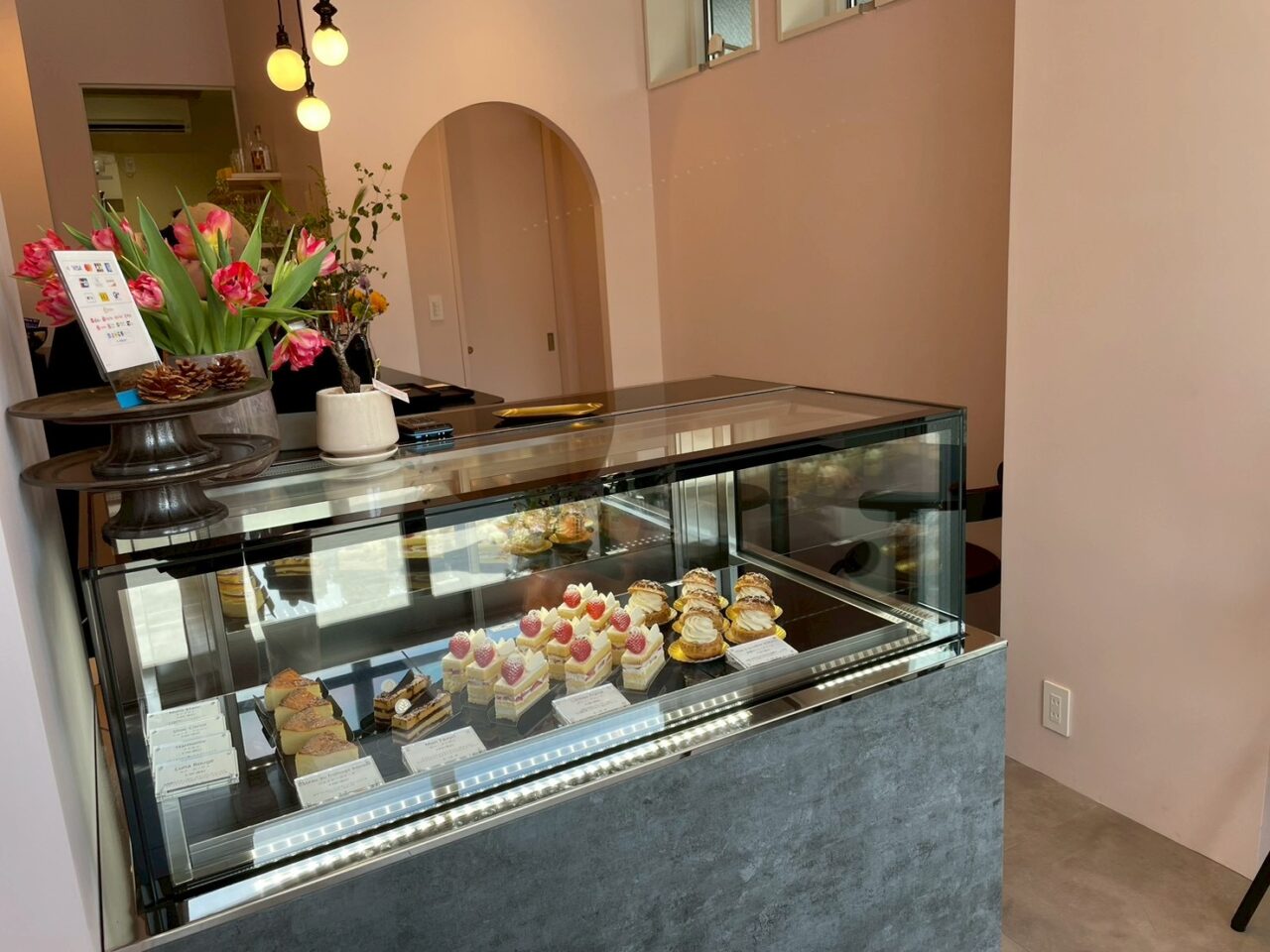パティスリー＆カフェピノの店内ショーケース全景