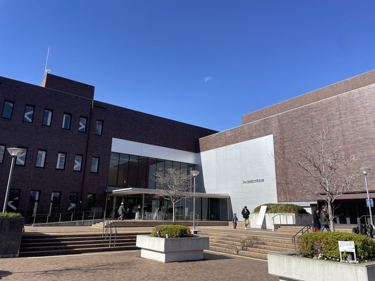 茅ヶ崎市民文化会館の外観と入口