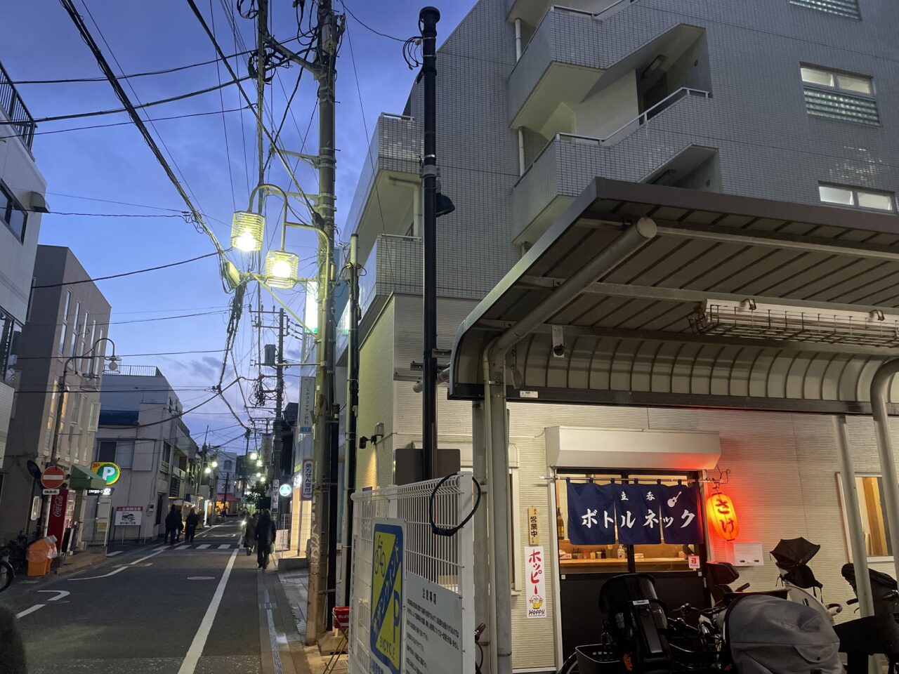 茅ヶ崎駅南口サザン通りとボトルネック周辺の風景