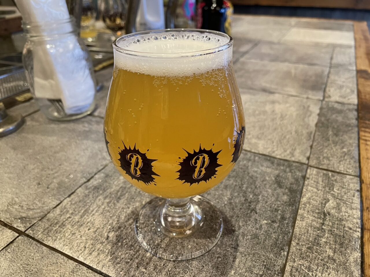 ゴールデンバブのクラフトビールが注がれたグラス