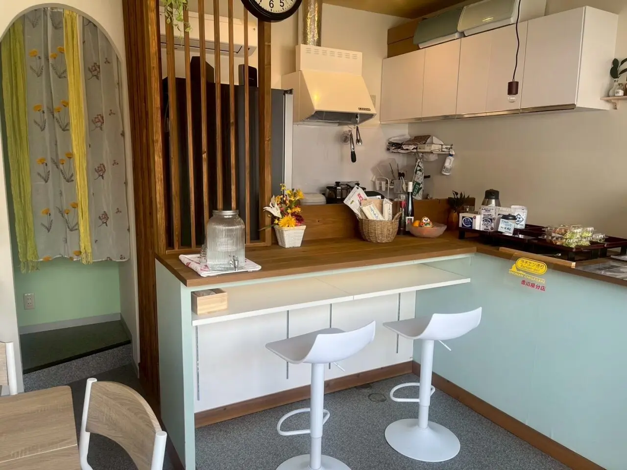 おむすびまるしゅのカウンター席が並ぶ店内の様子