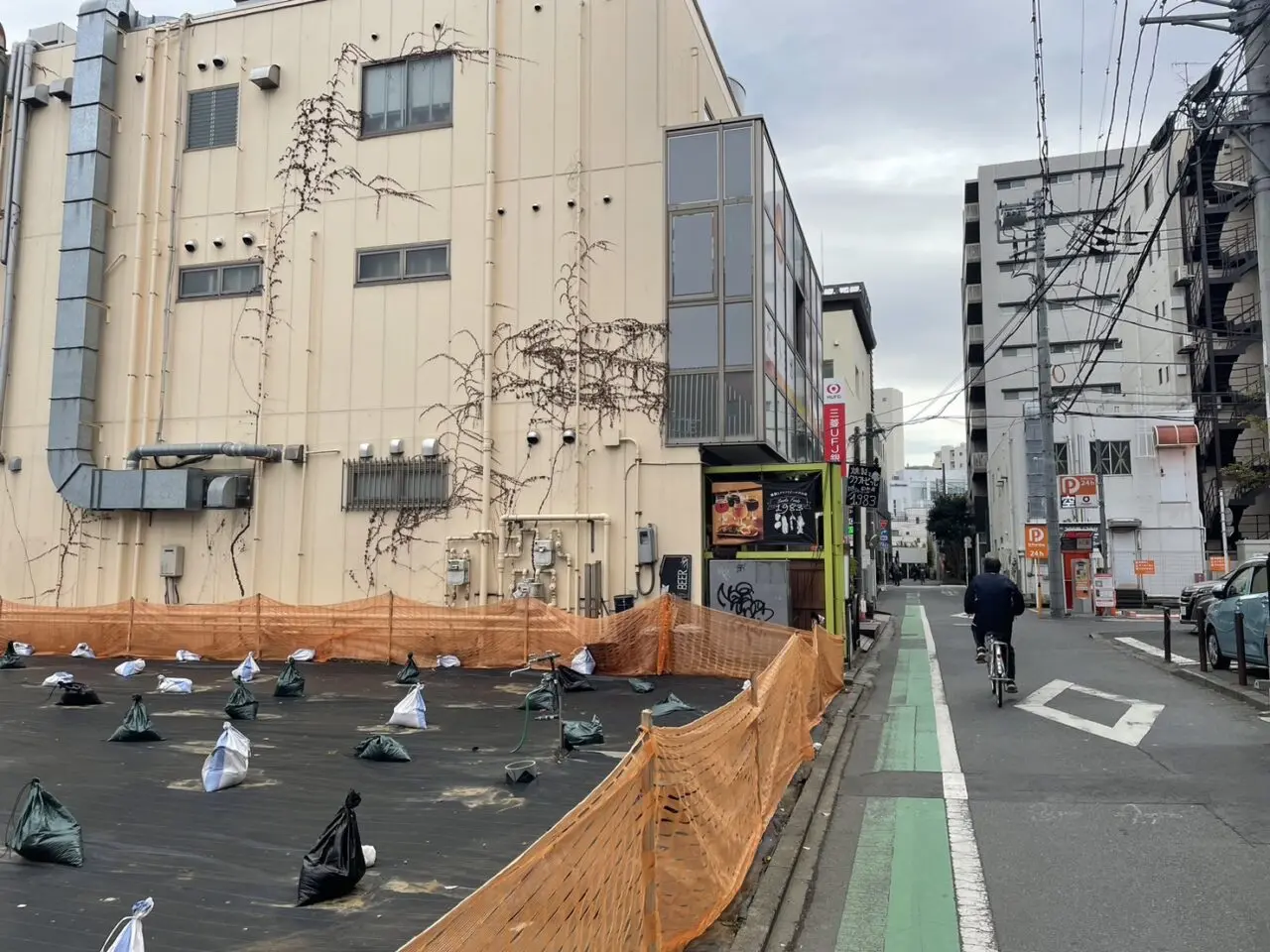 茅ヶ崎駅北口新栄町の開発工事予定地と周辺道路