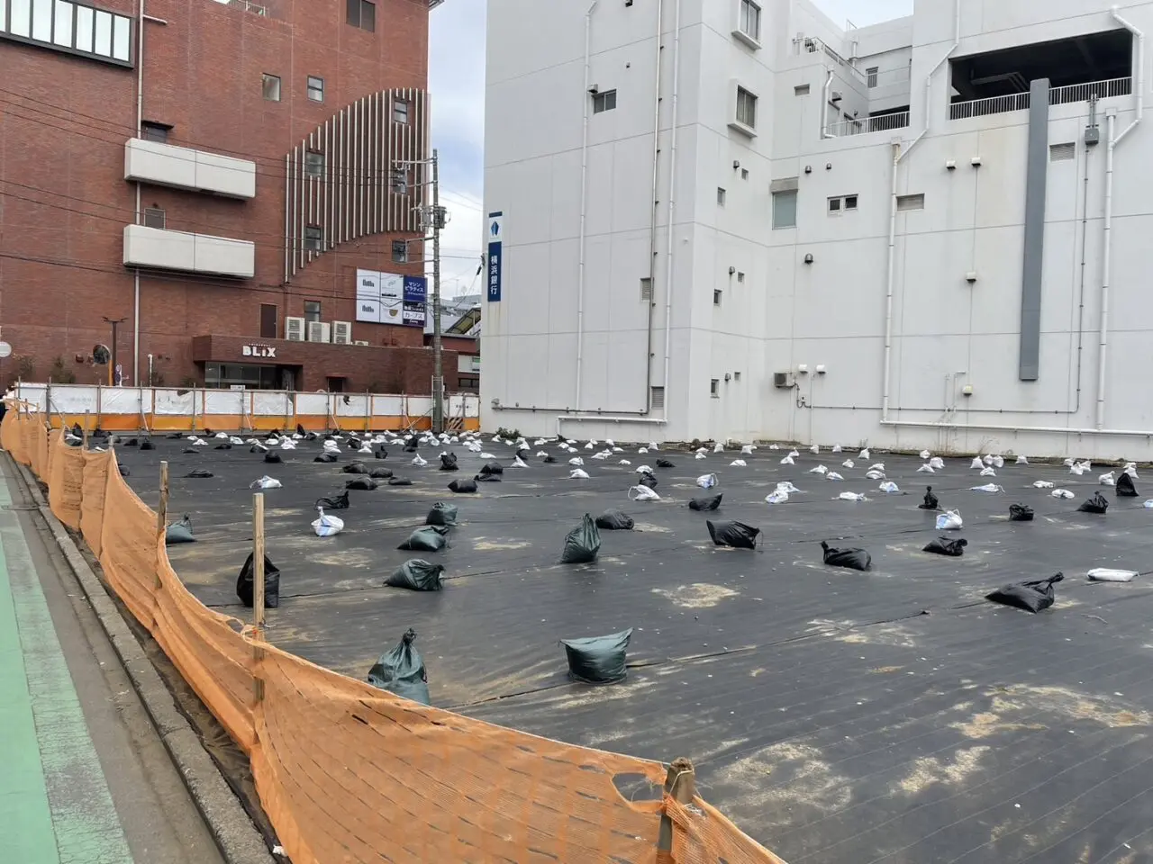 茅ヶ崎市新栄町のホテル建設計画地の奥側の様子