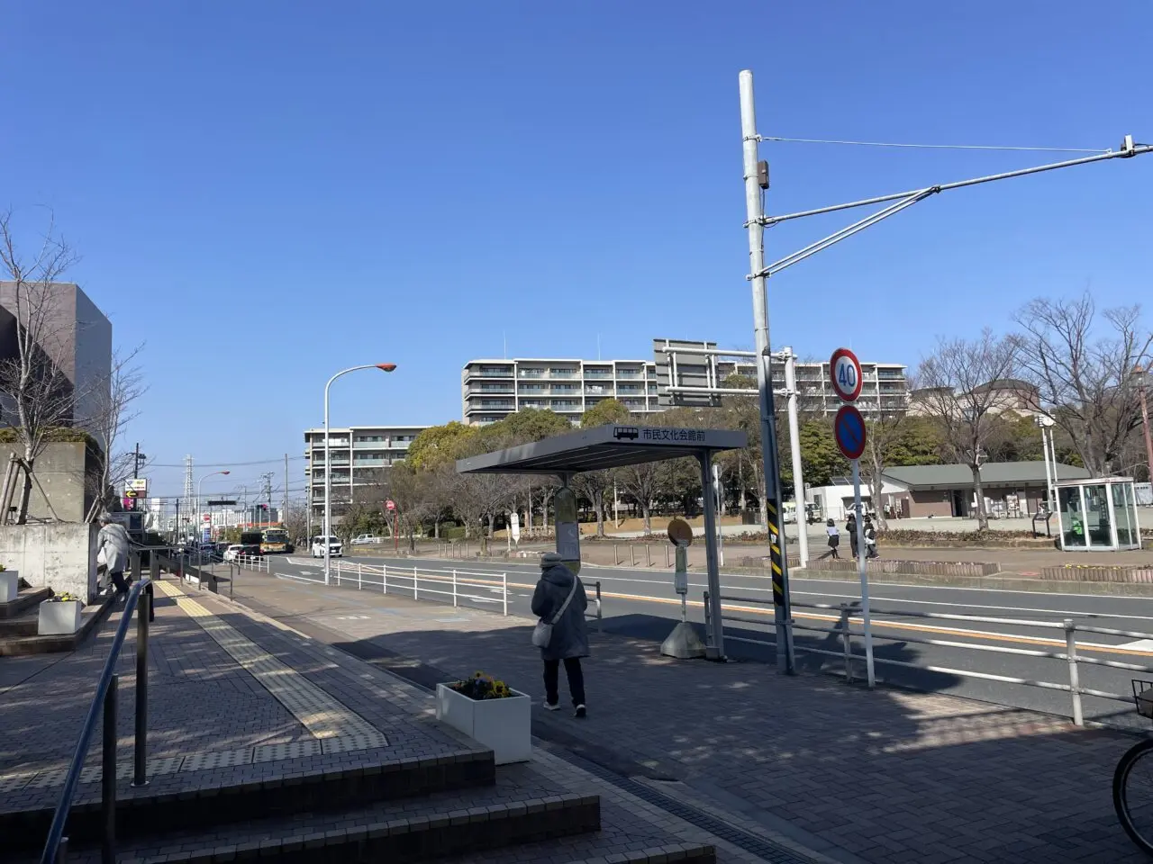茅ヶ崎市民文化会館前の道路と市民文化会館バス停の様子