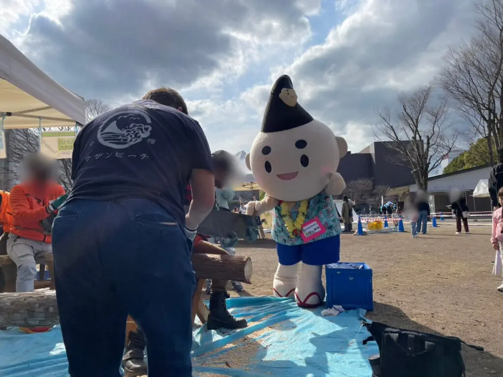 茅ヶ崎のゆるキャラえぼしまろの丸太切り体験