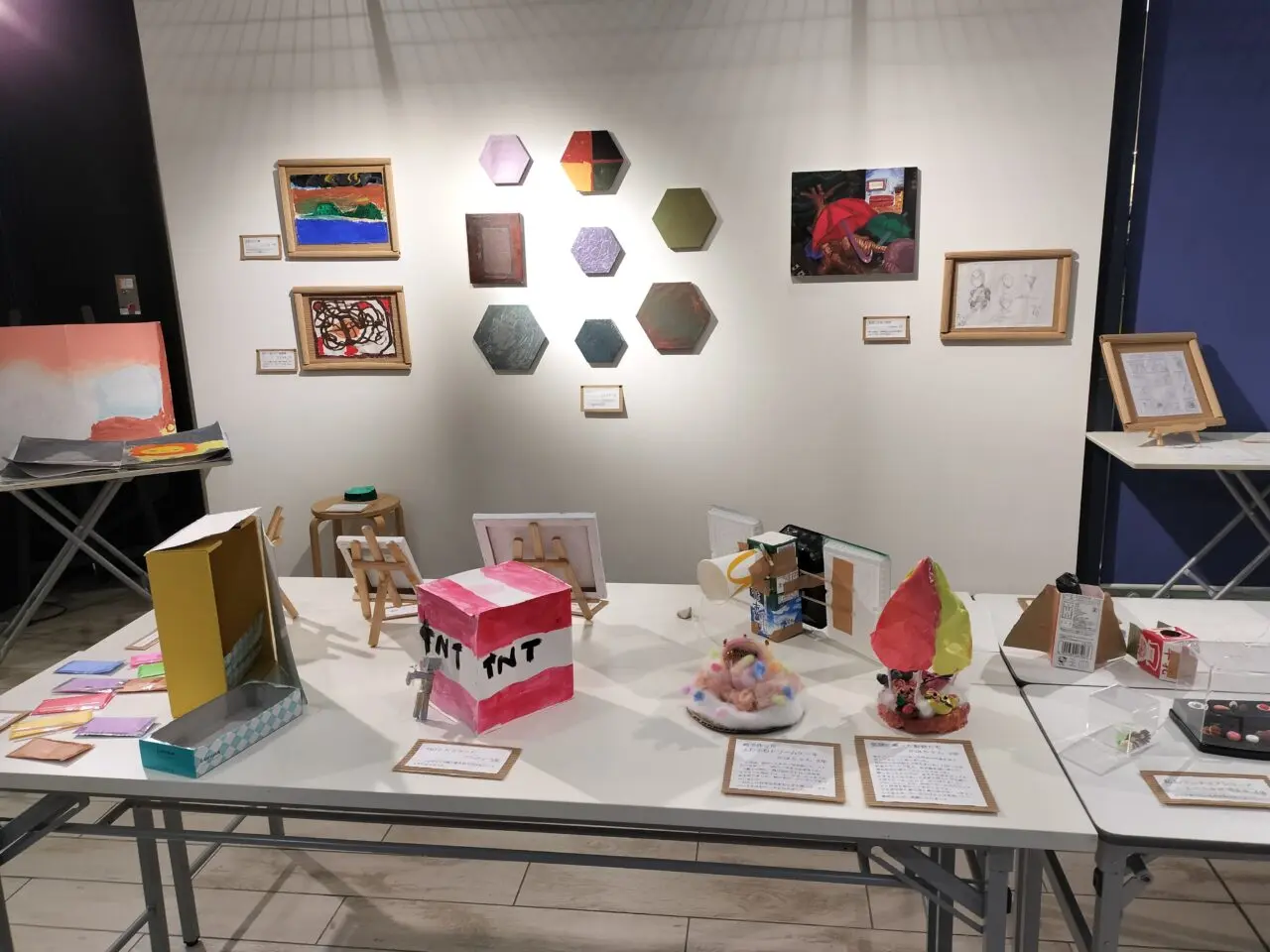 子どもたちの立体作品と絵画が展示されている様子