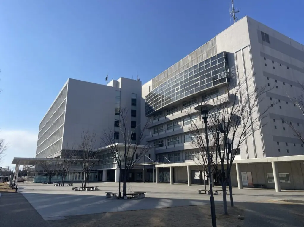 茅ヶ崎市役所外観と市役所前広場の様子