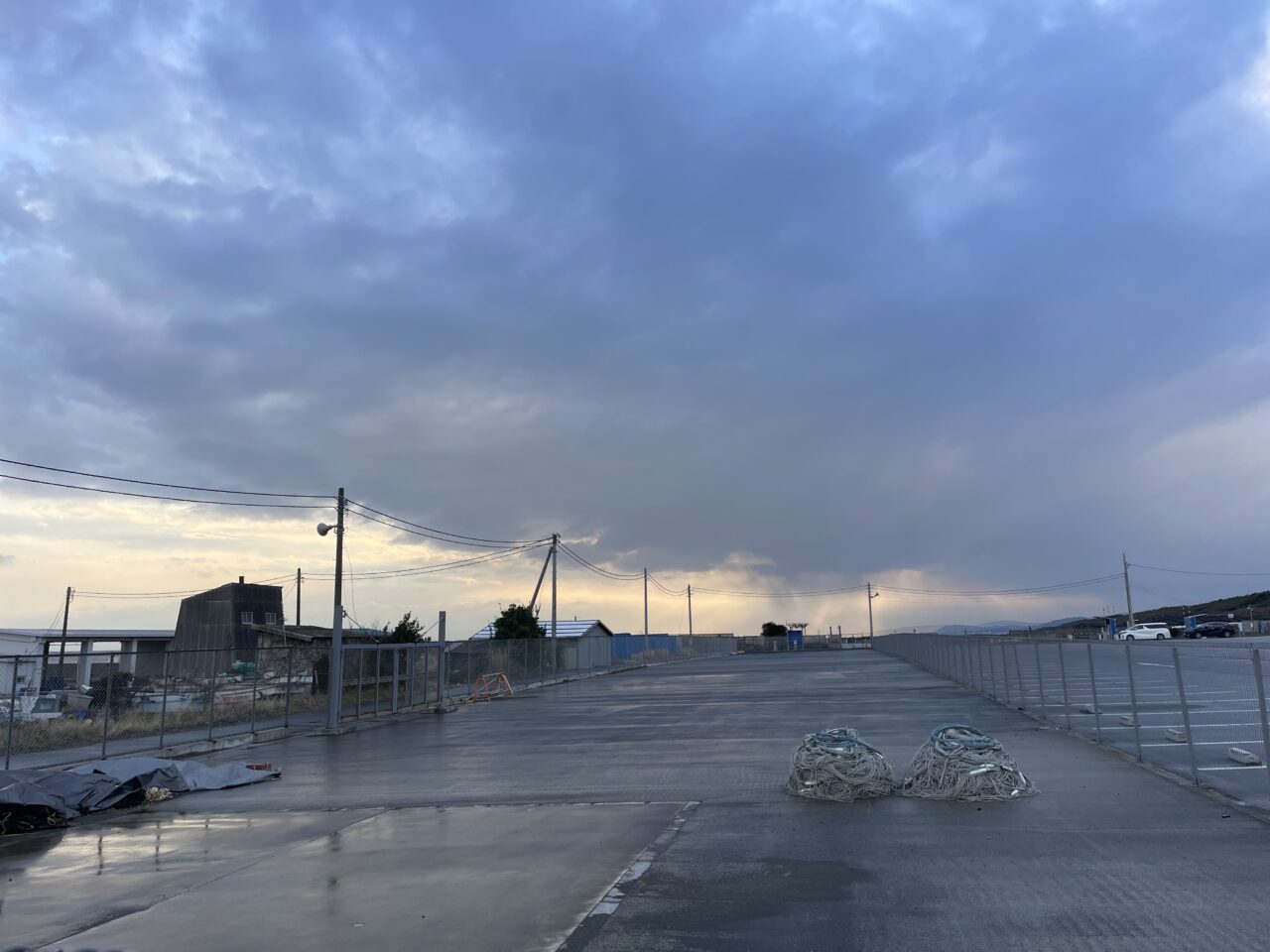 茅ヶ崎漁港の広い多目的広場の様子