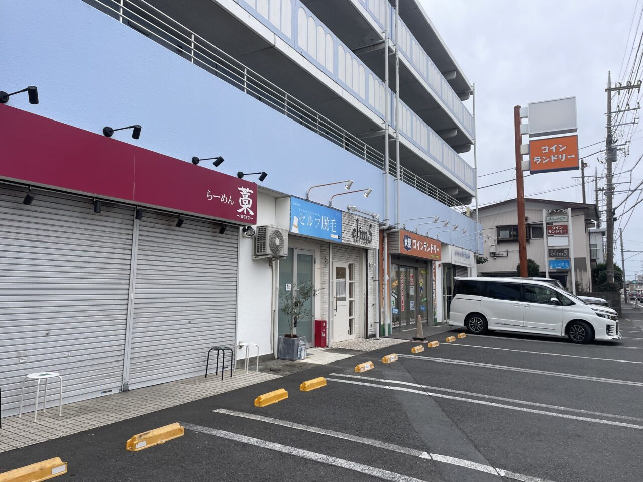 ONESELF茅ヶ崎店が入るテナントと駐車スペース