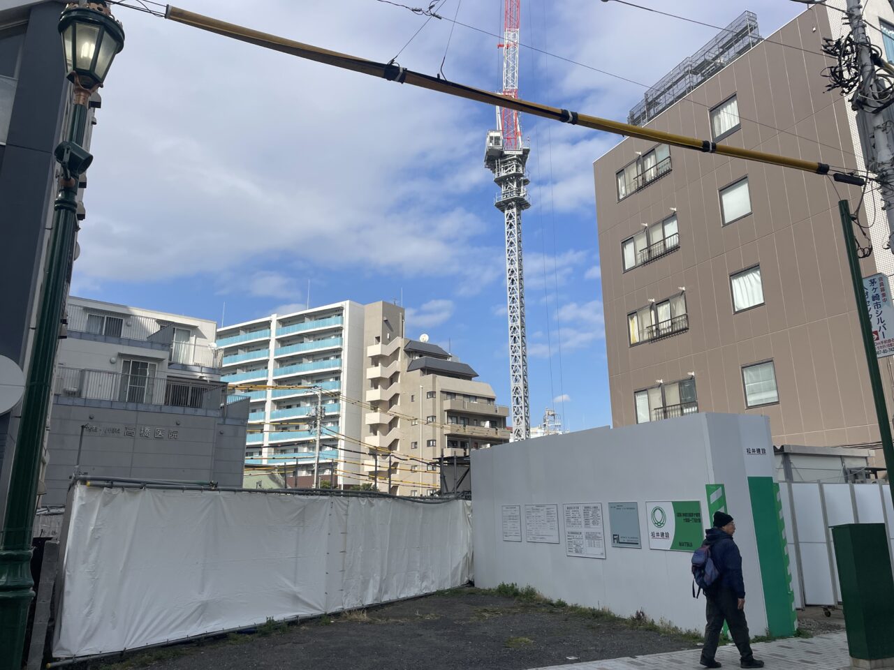 茅ヶ崎駅近く建設工事タワークレーン