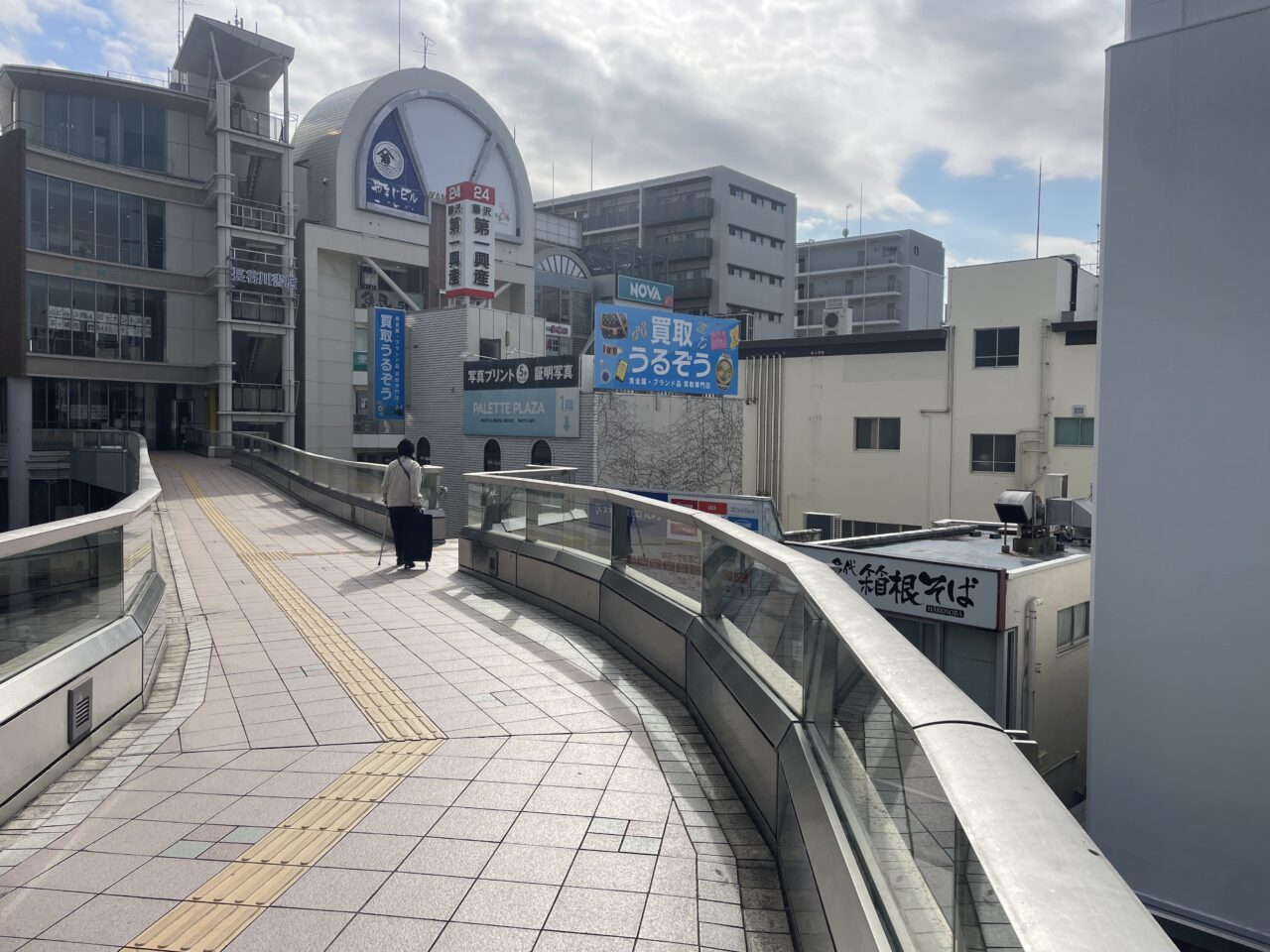 茅ヶ崎駅北口デッキから見える名代箱根そば茅ヶ崎店付近