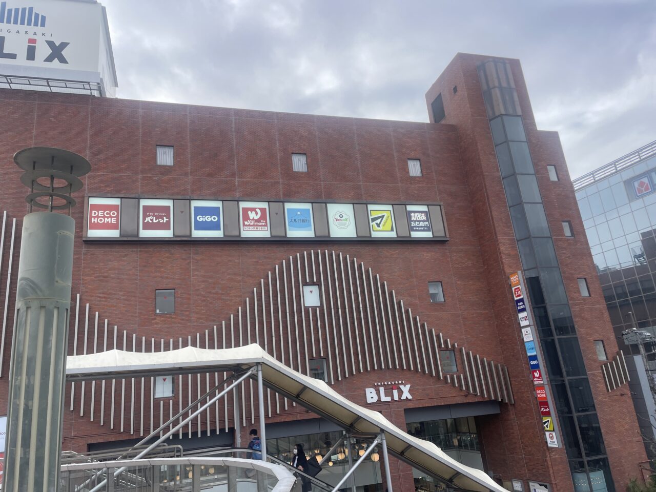茅ヶ崎駅北口の商業施設BLiX外観