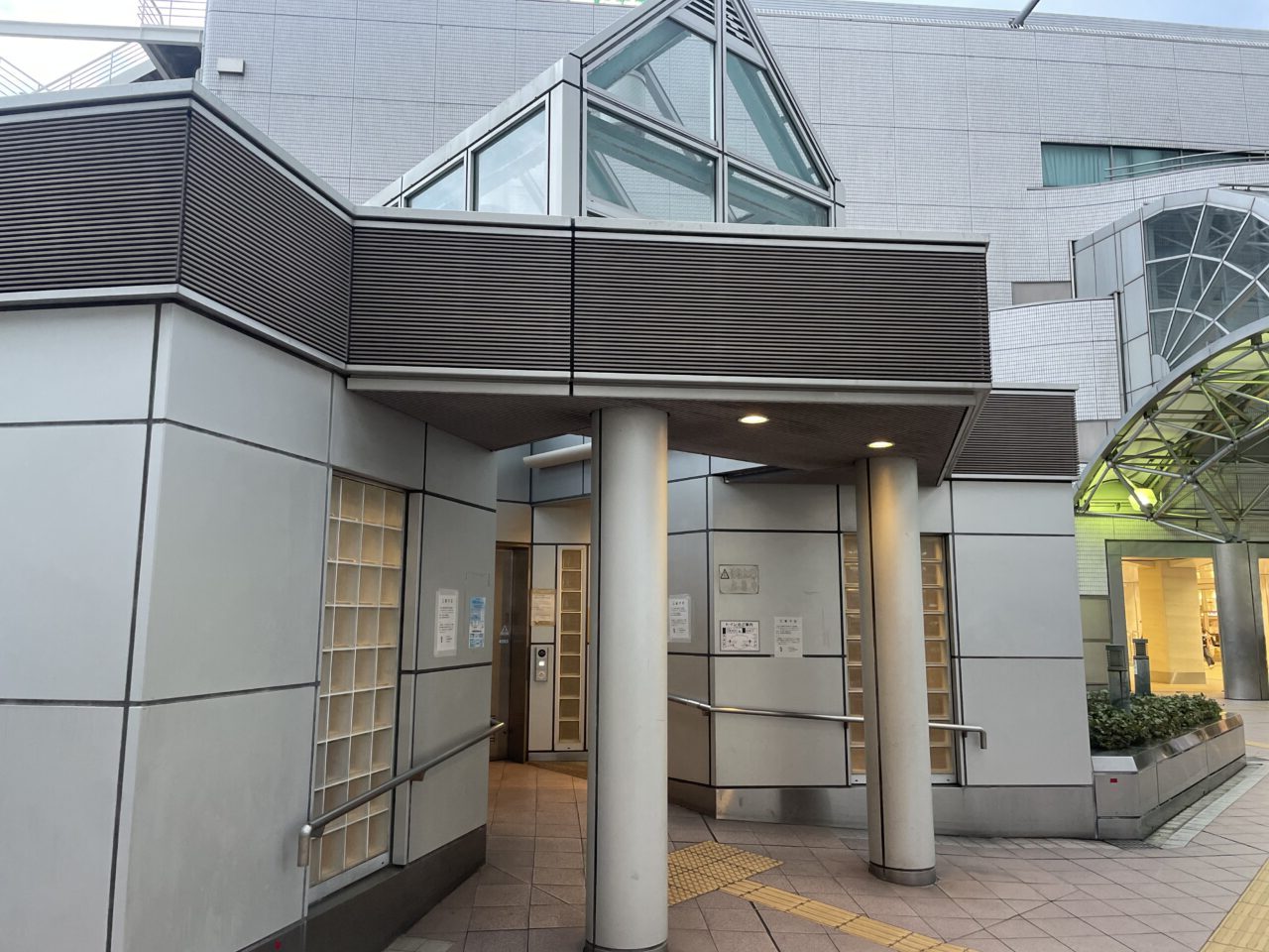 茅ヶ崎駅北口 公衆トイレ 外観