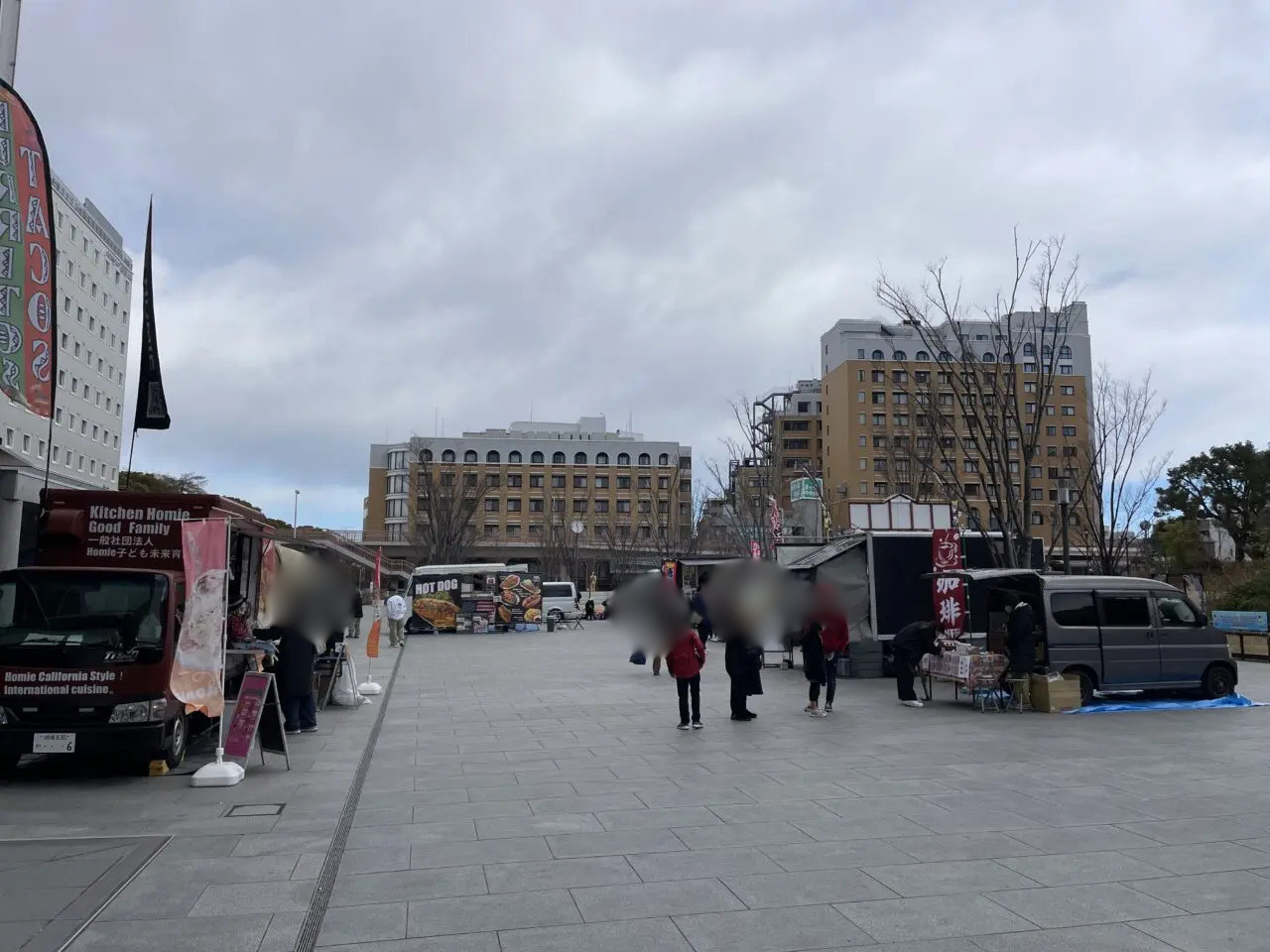 茅ヶ崎市役所前広場マルシェイベント風景