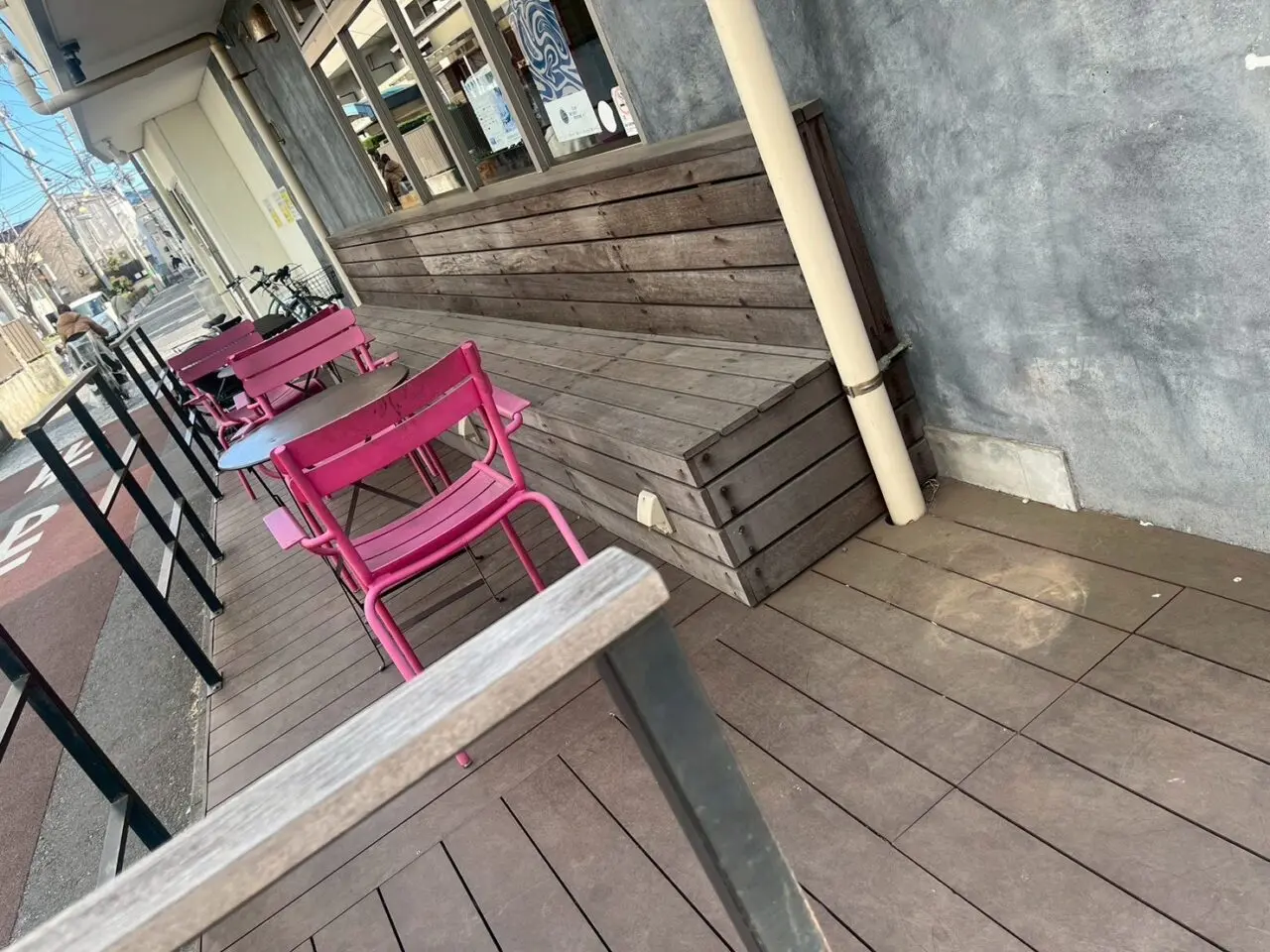 Pain de Nanosh茅ヶ崎店のテラス席とピンクの椅子
