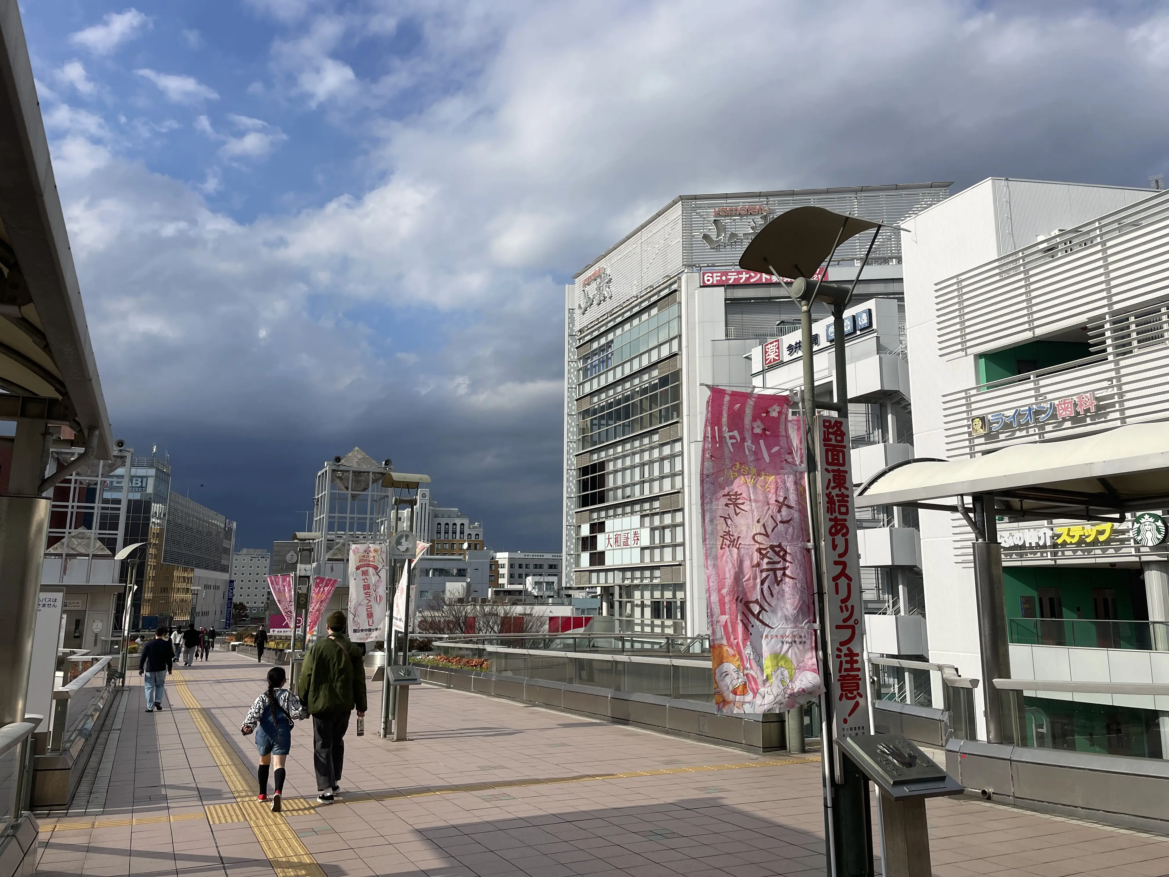 茅ヶ崎駅北口デッキと街の様子
