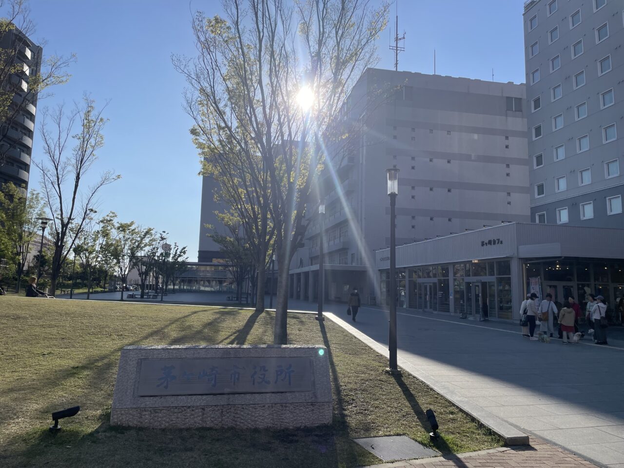 茅ヶ崎市役所外観と広場の様子