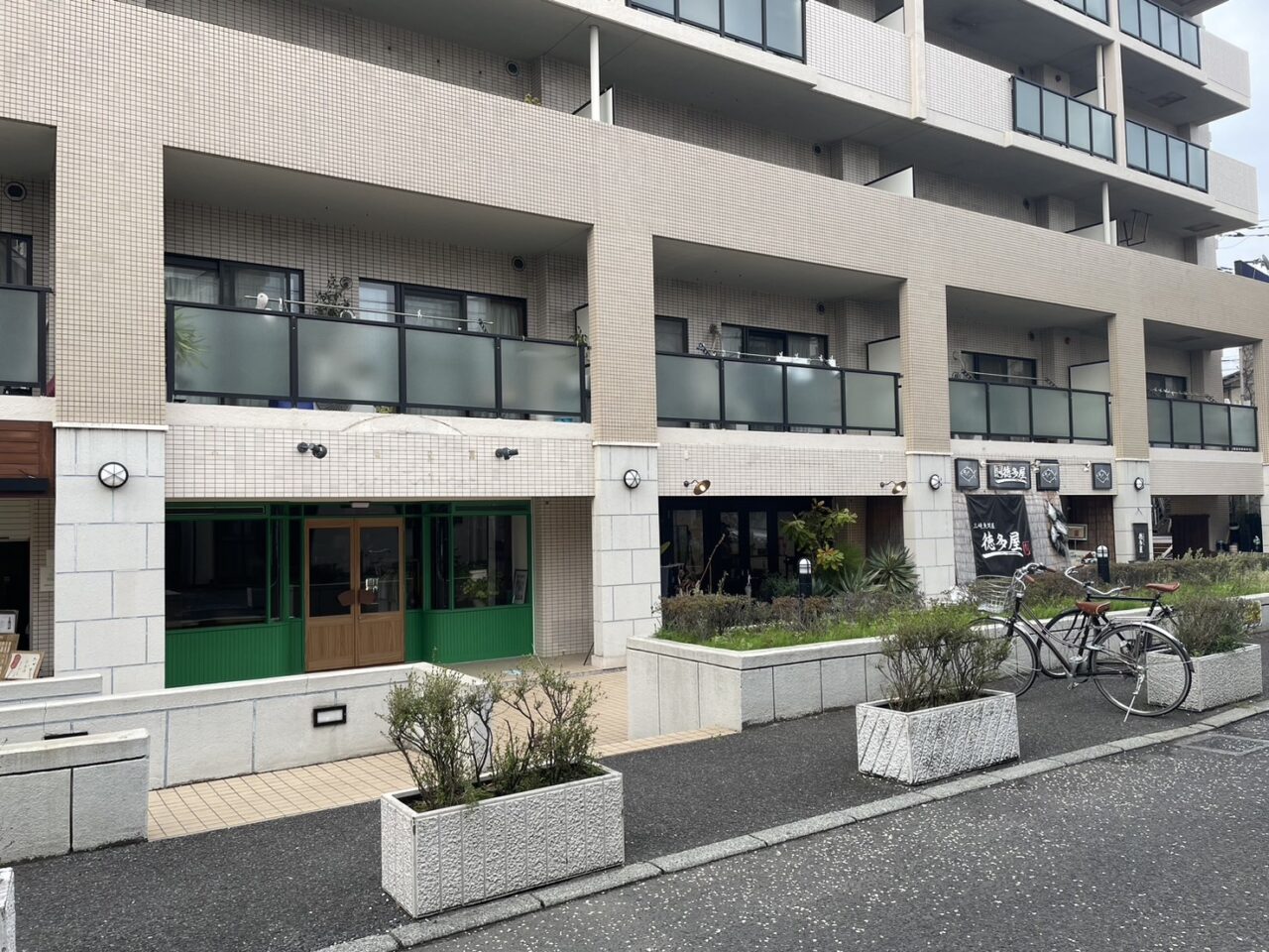 住宅街にある新店舗の建物外観