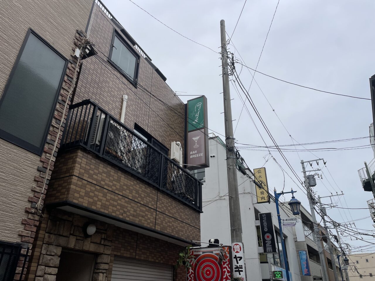 駅周辺の飲食店街の風景