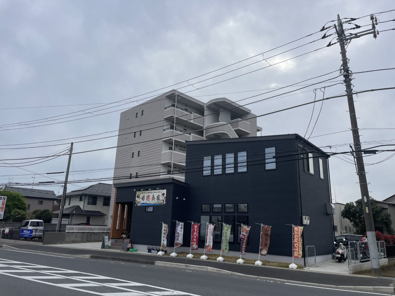 駅周辺の建物外観