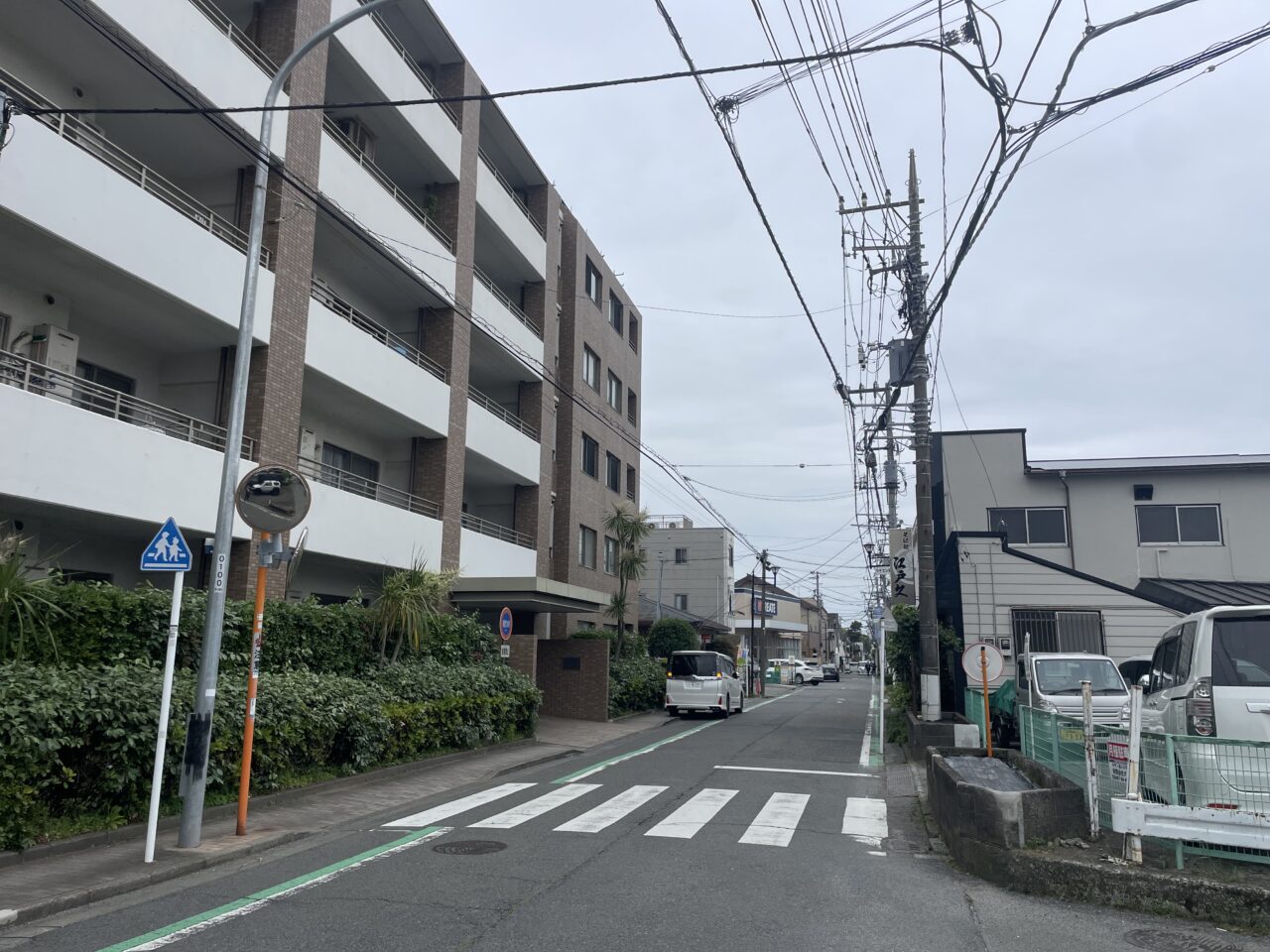 住宅街の道路風景