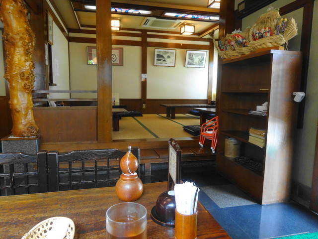 そば店の座敷内観